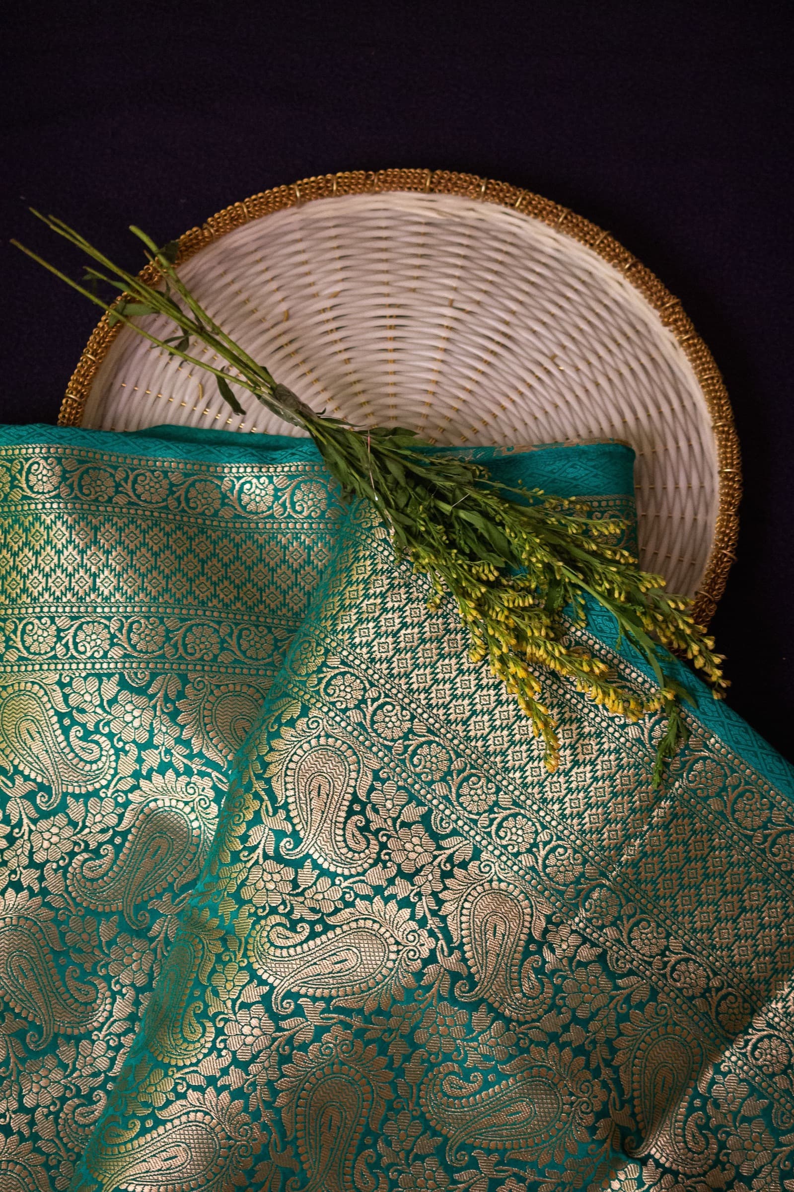 Turkos Banarasi-saree med guldzari, mot mörk bakgrund